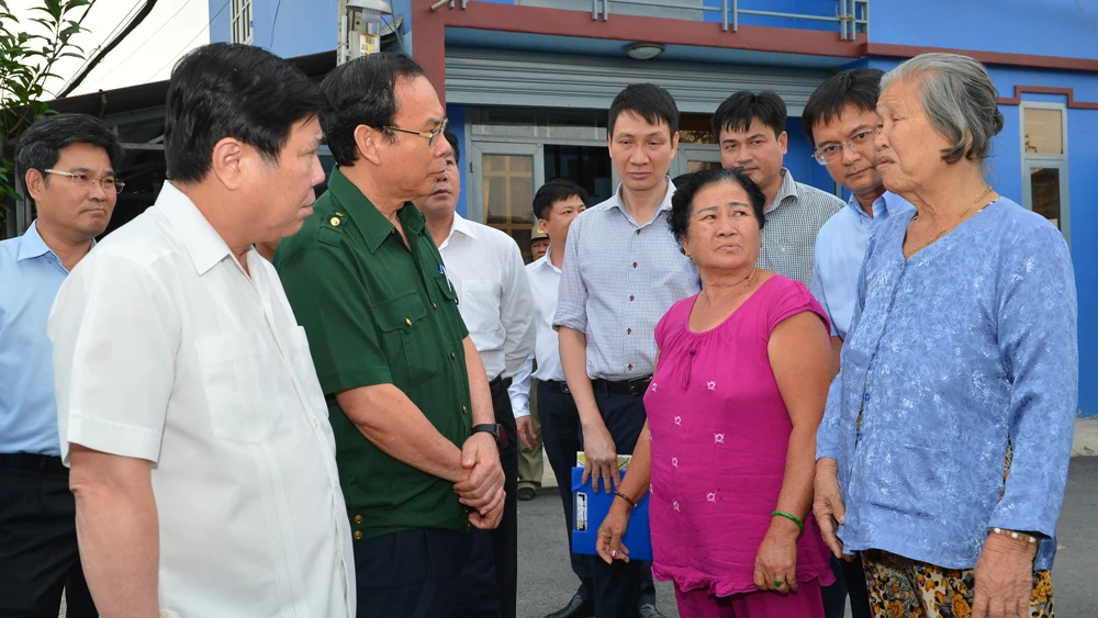 Bí thư Thành ủy TPHCM Nguyễn Văn Nên và Chủ tịch UBND TPHCM Nguyễn Thành Phong trao đổi với người dân về tình hình ngập nước trên địa bàn quận Thủ Đức chiều 25-10-2020. Ảnh: VIỆT DŨNG