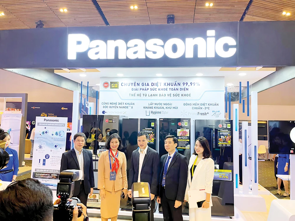 Ông Bùi Thế Duy,Thứ trưởng Bộ Khoa học và Công nghệ (đứng giữa) tham quan gian hàng của Panasonic