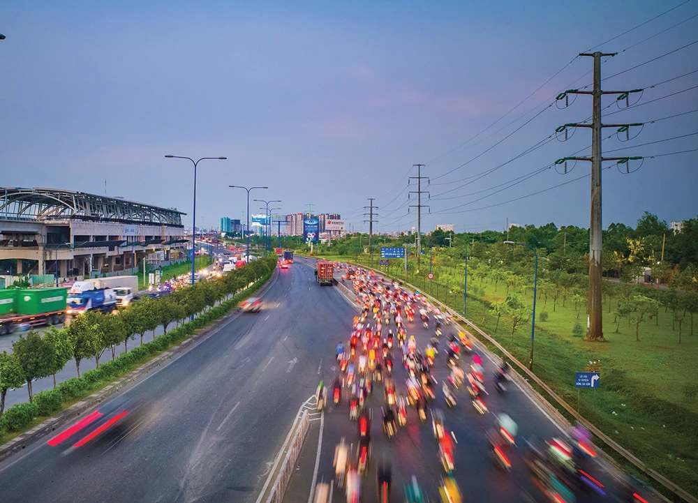 Metro số 1 song hành với xa lộ Hà Nội. Ảnh: GIANG SƠN ĐÔNG