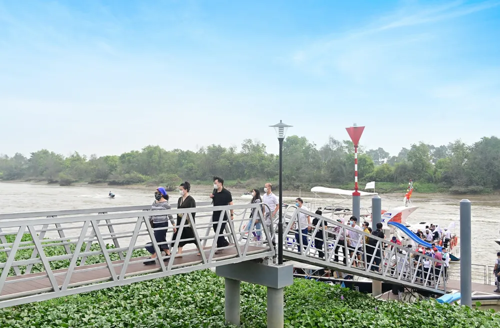 Độc đáo tour trải nghiệm biệt thự mẫu đô thị đảo Phượng Hoàng - Aqua City bằng đường sông ảnh 8