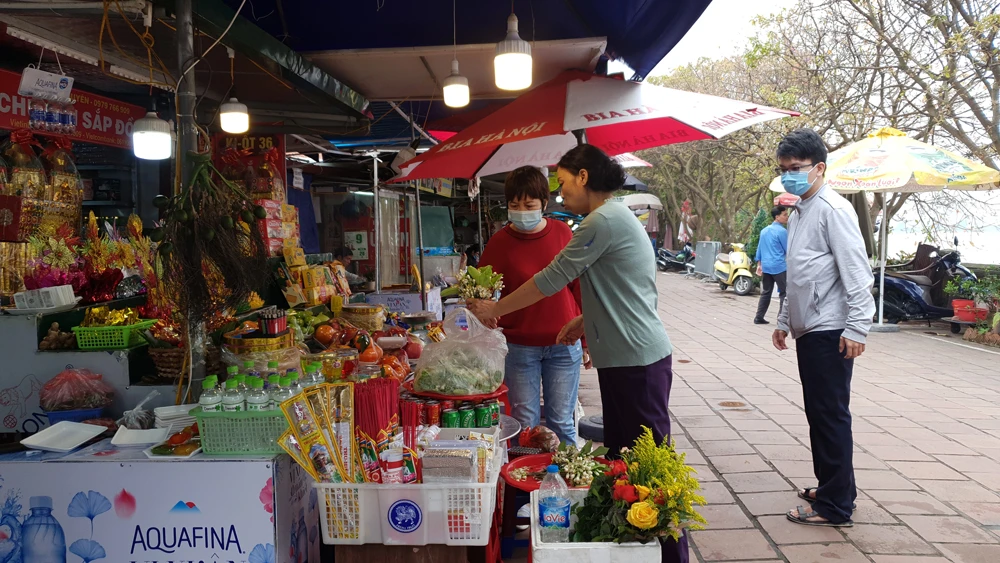Khách hành hương thưa vắng tại phủ Tây Hồ, Hà Nội (Ảnh chụp vào ngày 11-3)