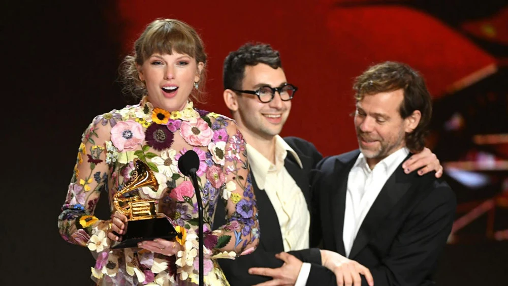 Taylor Swift thắng giải Album của năm tại lễ trao giải Grammy 2021. Ảnh: GETTY IMAGES