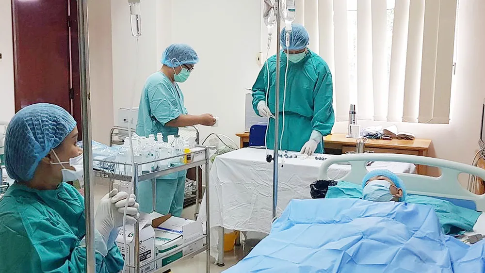 Các bác sĩ Bệnh viện Trung ương Huế ghép tế bào gốc tạo máu tự thân cho bệnh nhân Ngô Hoàng N.
