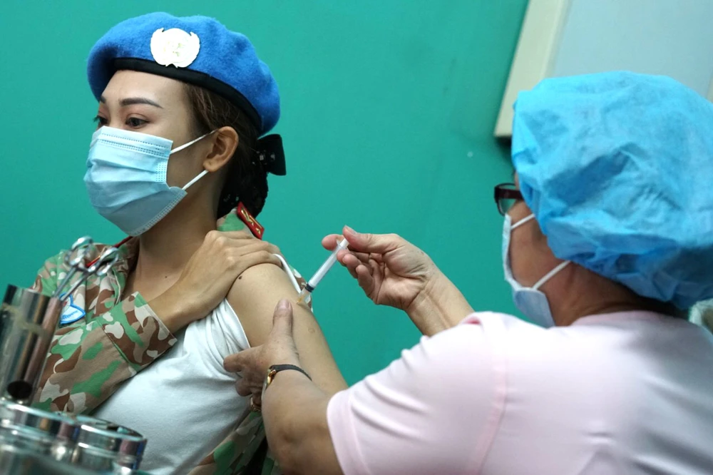 Tiêm vaccine Covid-19 cho quân nhân tại Bệnh viện Quân y 175. Ảnh: HỒ QUANG