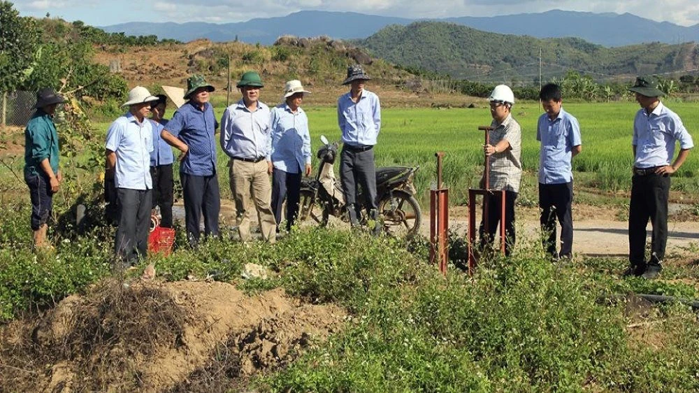 Ông Lê Trọng Yên - Phó Chủ tịch UBND tỉnh Đắk Nông cùng đoàn công tác kiểm tra thực địa Dự án thuỷ lợi Suối Đá trước đó. Nguồn: TN&MT