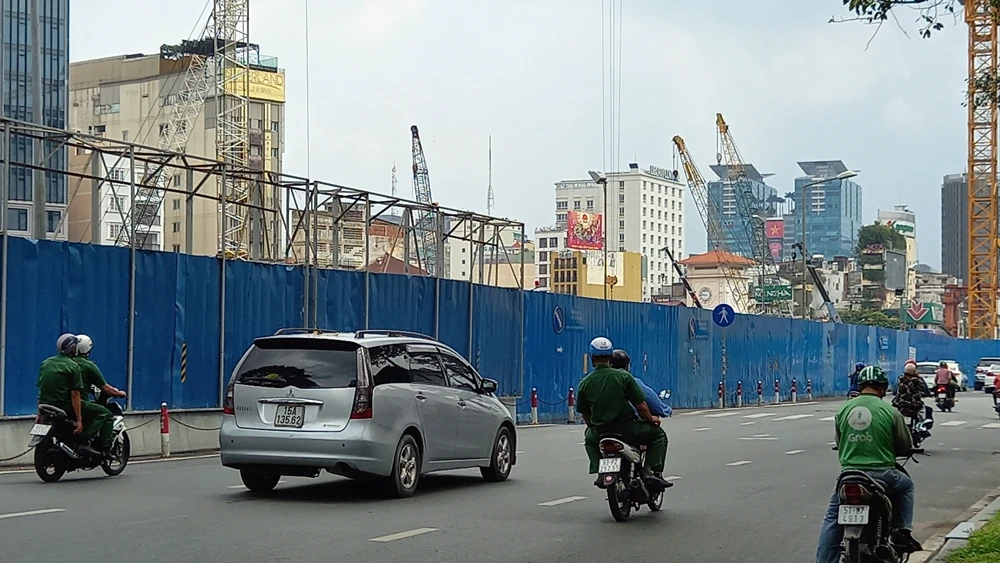 Công tác gỡ bỏ rào chắn và tái lập mặt đường Lê Lợi sẽ hoàn thành trước ngày 30-4, phục vụ người dân nghỉ lễ