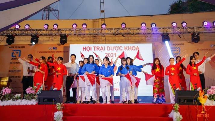 Bài hát “Khát vọng tuổi trẻ” hào hùng kết hợp đồng diễn Semaphore gây ấn tượng sâu sắc trong lòng khán giả