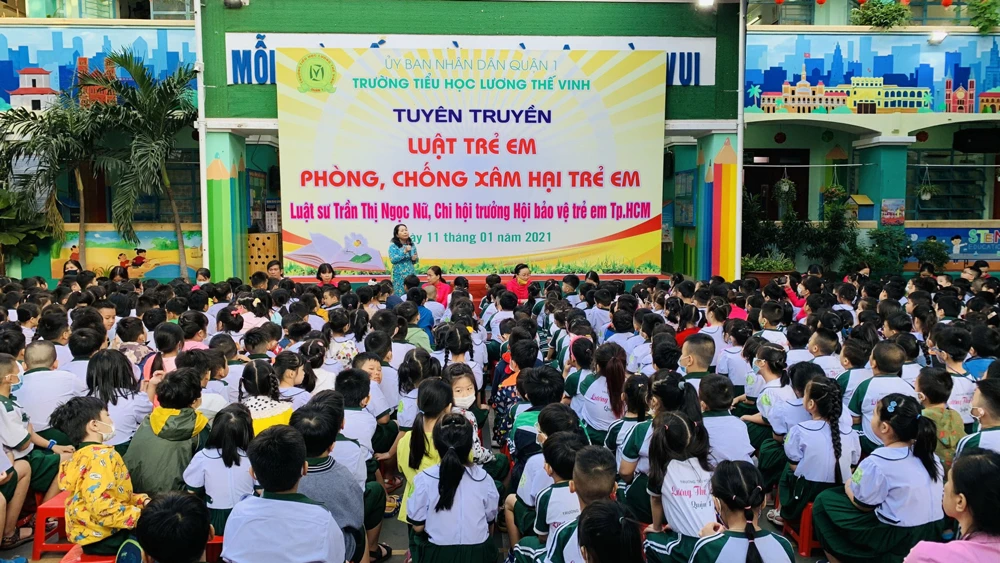 Tuyên truyền pháp luật cho học sinh để giúp trẻ tránh nguy cơ bị xâm hại. Ảnh chụp tháng 1-2021