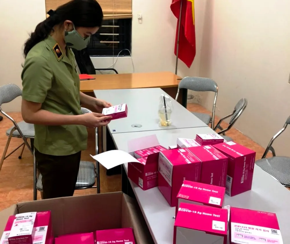 Lực lượng quản lý thị trường Hà Nội thu giữ lượng lớn kit test nhanh Covid-19 không rõ nguồn gốc