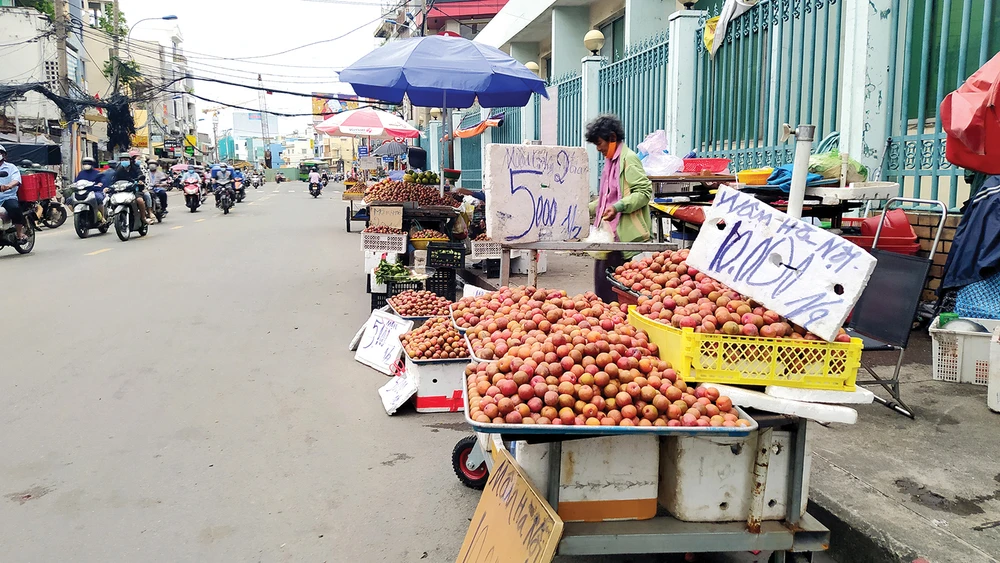 Kiểu bán hàng để giá 1/2kg dễ gặp trên các tuyến đường ở thành phố