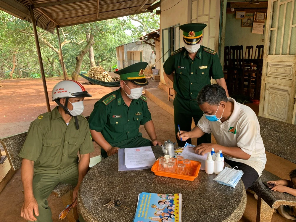 Lực luợng biên phòng Cửa khẩu quốc tế Hoa Lư đến tận nhà dân tuyên truyền phòng chống dịch Covid-19