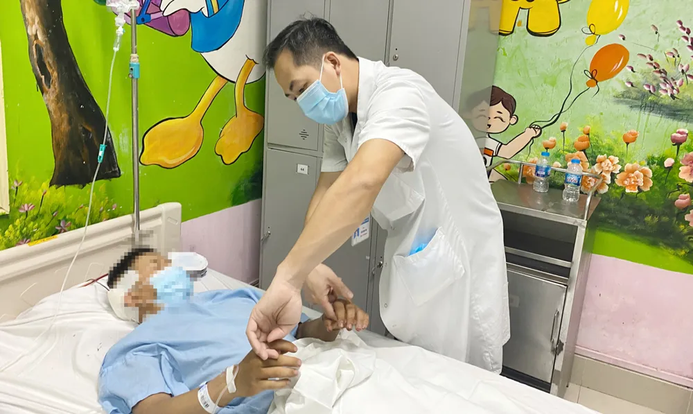 Bác sĩ thăm khám cho bệnh nhân sau phẫu thuật. Ảnh: Bệnh viện cung cấp
