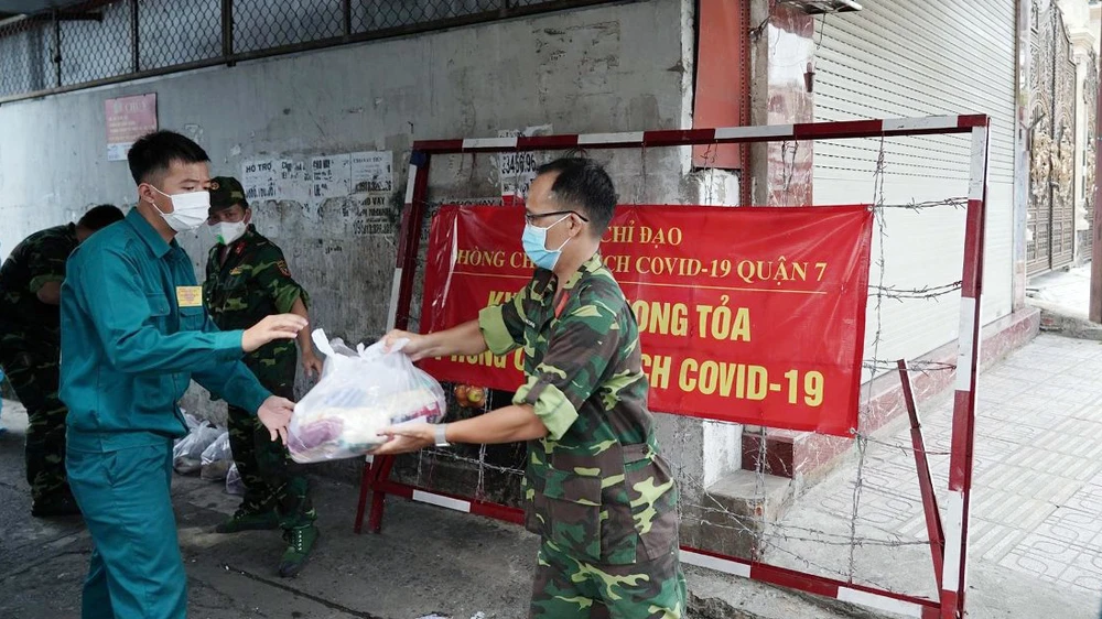 Đến nay, chương trình đã trao quà cứu trợ đến cho hàng ngàn hộ gia đình nghèo tại các quận huyện của TPHCM