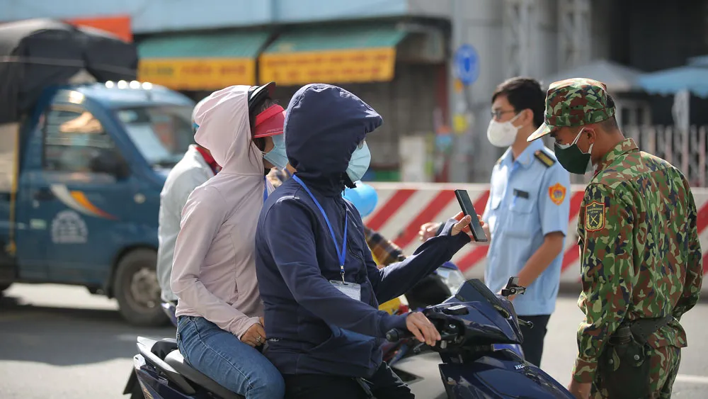 Ngày đầu tiên cán bộ, chiến sĩ xuất quân phòng, chống dịch trên địa bàn TPHCM ảnh 6 Ngày đầu tiên cán bộ, chiến sĩ xuất quân phòng, chống dịch trên địa bàn TPHCM ảnh 6