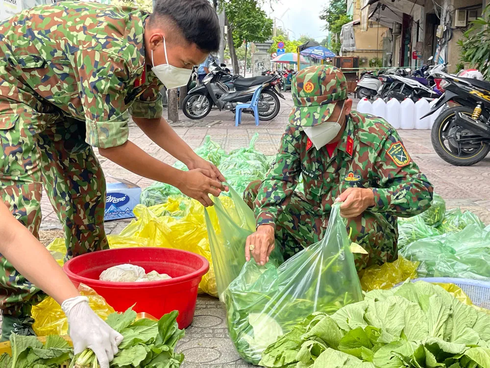 Ngày đầu tiên cán bộ, chiến sĩ xuất quân phòng, chống dịch trên địa bàn TPHCM ảnh 7 Ngày đầu tiên cán bộ, chiến sĩ xuất quân phòng, chống dịch trên địa bàn TPHCM ảnh 7