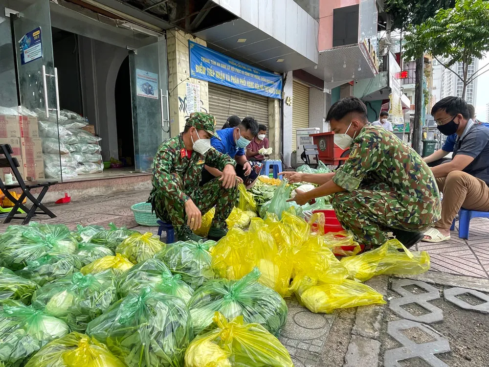 Ngày đầu tiên cán bộ, chiến sĩ xuất quân phòng, chống dịch trên địa bàn TPHCM ảnh 8 Ngày đầu tiên cán bộ, chiến sĩ xuất quân phòng, chống dịch trên địa bàn TPHCM ảnh 8