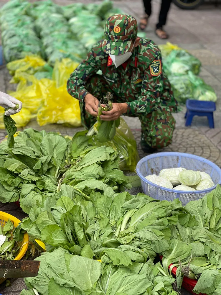 Ngày đầu tiên cán bộ, chiến sĩ xuất quân phòng, chống dịch trên địa bàn TPHCM ảnh 9 Ngày đầu tiên cán bộ, chiến sĩ xuất quân phòng, chống dịch trên địa bàn TPHCM ảnh 9