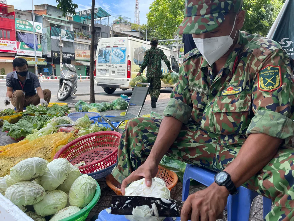 Ngày đầu tiên cán bộ, chiến sĩ xuất quân phòng, chống dịch trên địa bàn TPHCM ảnh 13 Ngày đầu tiên cán bộ, chiến sĩ xuất quân phòng, chống dịch trên địa bàn TPHCM ảnh 13