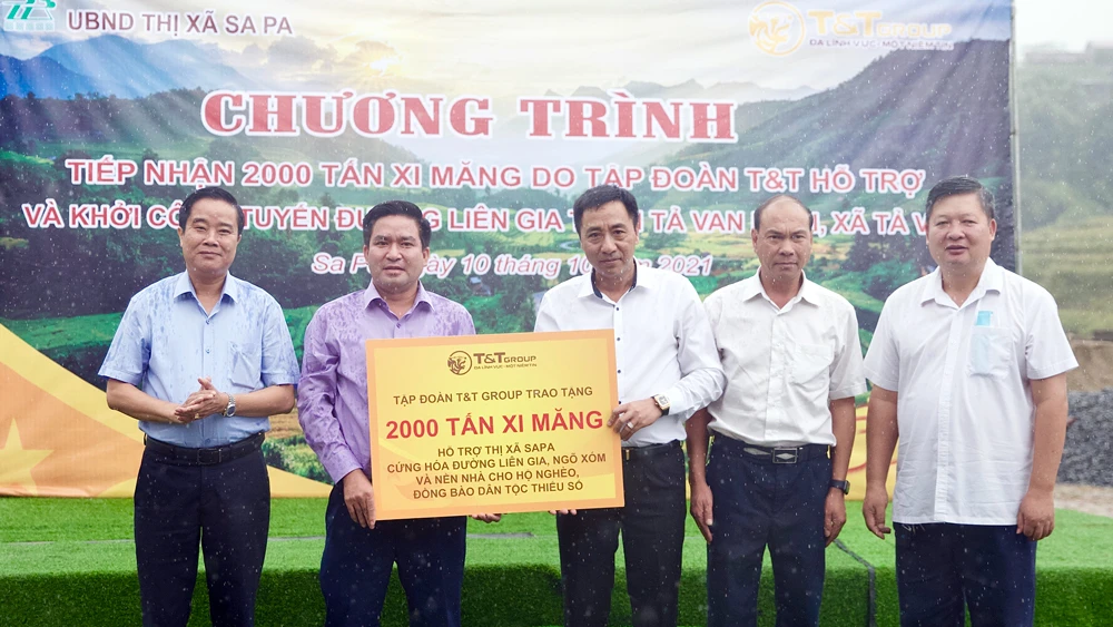 Ông Nguyễn Anh Tuấn, Phó Tổng Giám đốc Tập đoàn T&T Group trao tặng 2.000 tấn xi măng cho ông Vương Trinh Quốc, Chủ tịch UBND thị xã Sa Pa