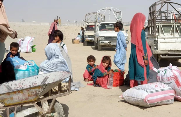 Người Afghanistan đợi để vào Pakistan tại cửa khẩu biên giới Chaman. Ảnh: TTXVN