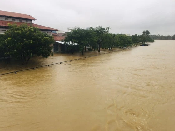 Lũ trên sông Trà Bồng qua xã Bình Dương, huyện Bình Sơn, tỉnh Quảng Ngãi, ngày 23-10-2021. Ảnh: NGUYỄN TRANG