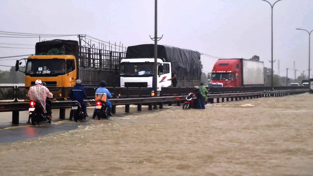 Nước lũ tràn qua Quốc lộ 1A, đoạn thuộc huyện Phú Ninh, tỉnh Quảng Nam. Ảnh: NGUYỄN CƯỜNG