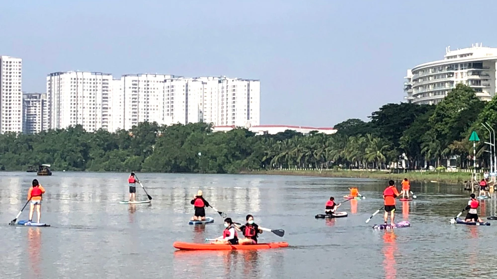 Các bạn trẻ hào hứng chèo SUP ở Bến du thuyền Saigon South Marina Club