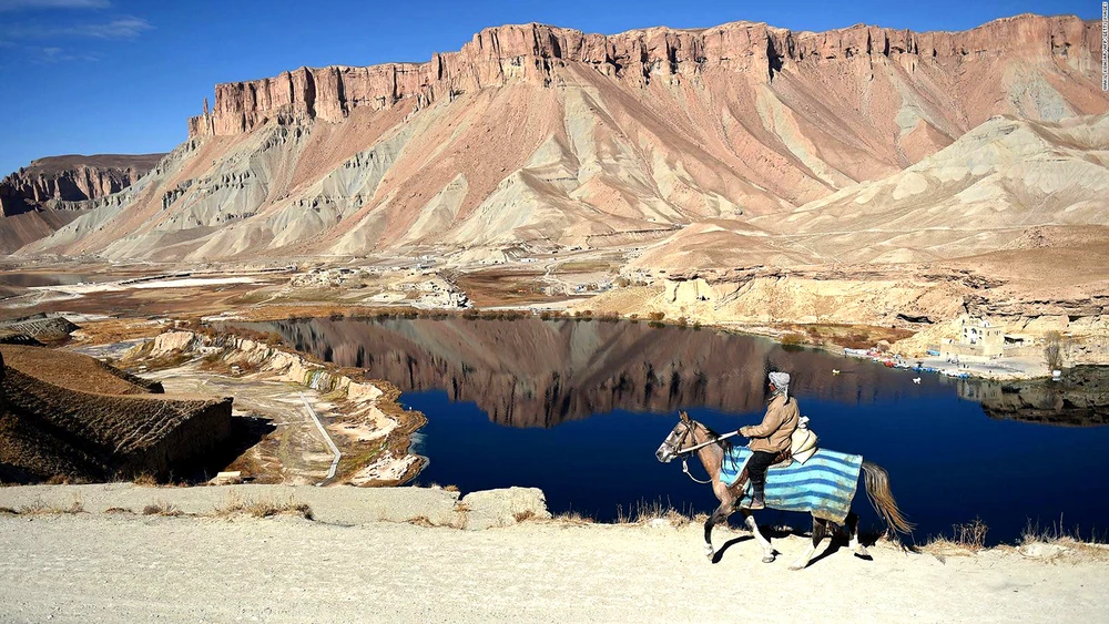 Hồ nước tại công viên quốc gia Band-e Amir