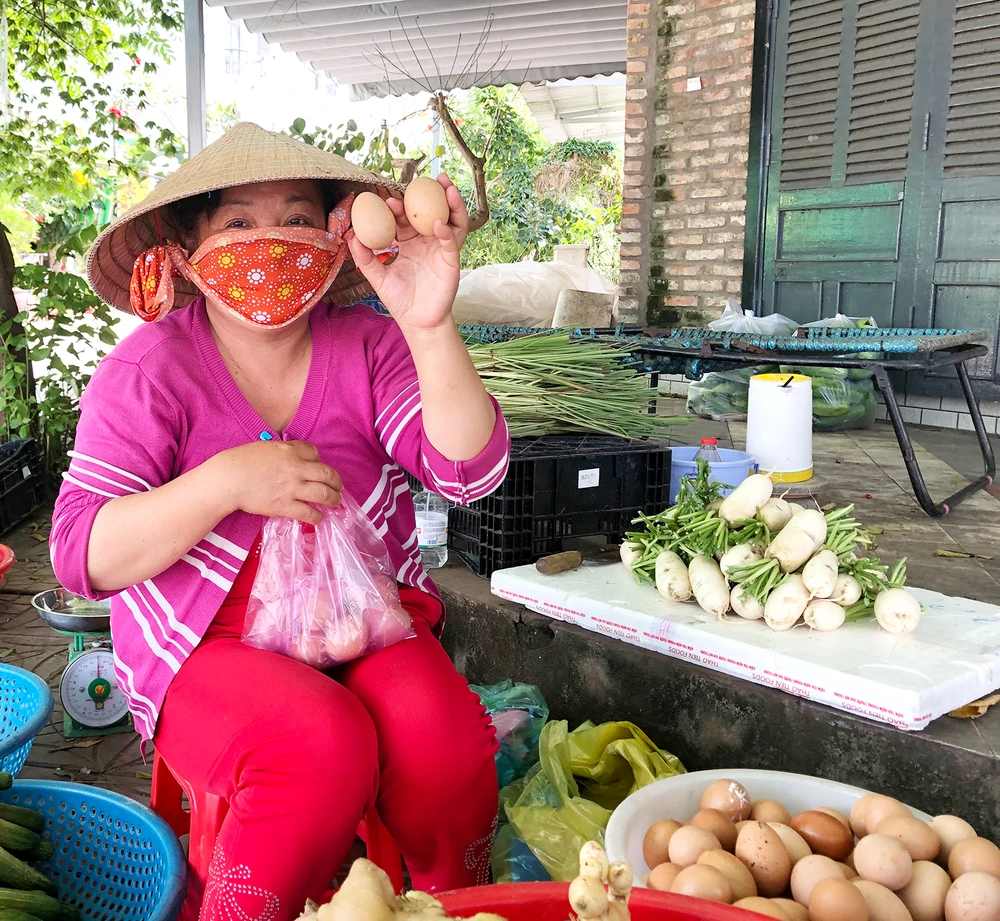 Mấy cô bán hàng ở chợ chồm hổm miền Tây thiệt thà như tính cách của người dân nơi đây