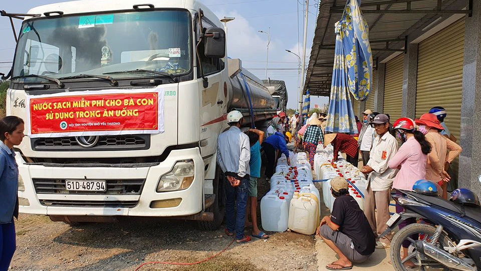 Người dân khu vực ĐBSCL luôn đối mặt với tình trạng thiếu nước ngọt cho sinh hoạt. Trong ảnh: Một đợt hỗ trợ nước ngọt cho người dân ĐBSCL vào tháng 3-2020