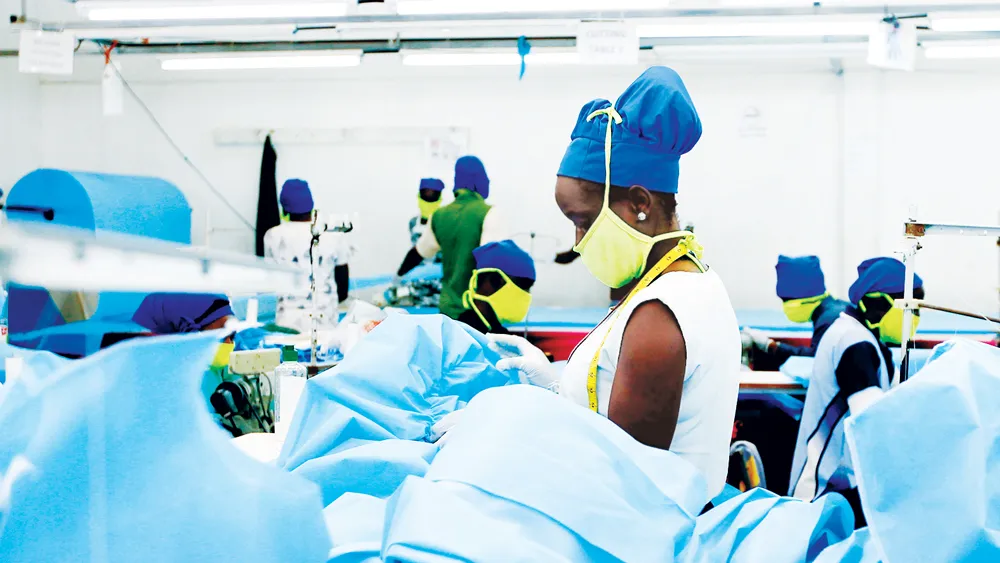 Một cơ sở sản xuất thiết bị bảo hộ cá nhân ở Kenya