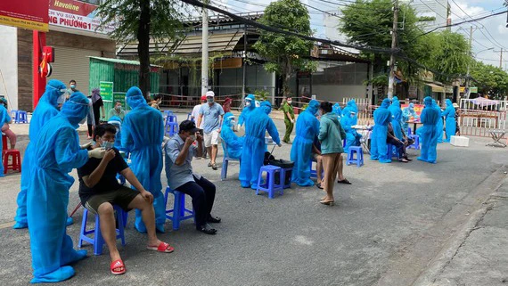 Nhân viên y tế đang lấy mẫu xét nghiệm người dân