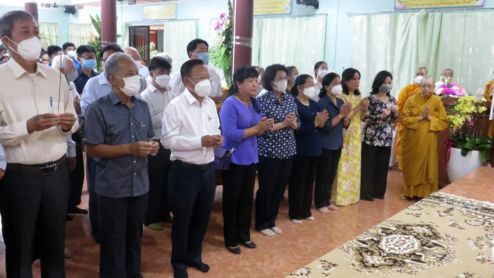 Lãnh đạo TPHCM thắp hương tưởng niệm 35 năm ngày viên tịch của Ni trưởng Huỳnh Liên, Đệ nhất Trưởng Ni giới Hệ phái Khất sĩ Việt Nam