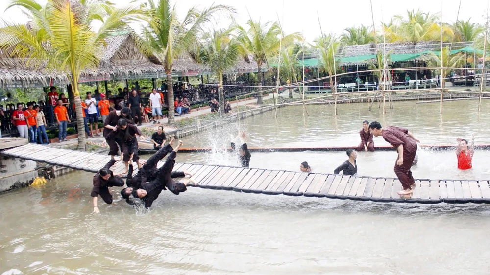 Tour du lịch sinh thái miệt vườn thu hút du khách. Ảnh: MINH LONG