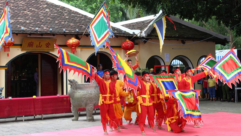 Một hoạt cảnh trong lễ giỗ bà Thứ phi Hoàng Phi Yến tại An Sơn miếu (huyện Côn Đảo, tỉnh Bà Rịa - Vũng Tàu). Ảnh: MINH KHUÊ