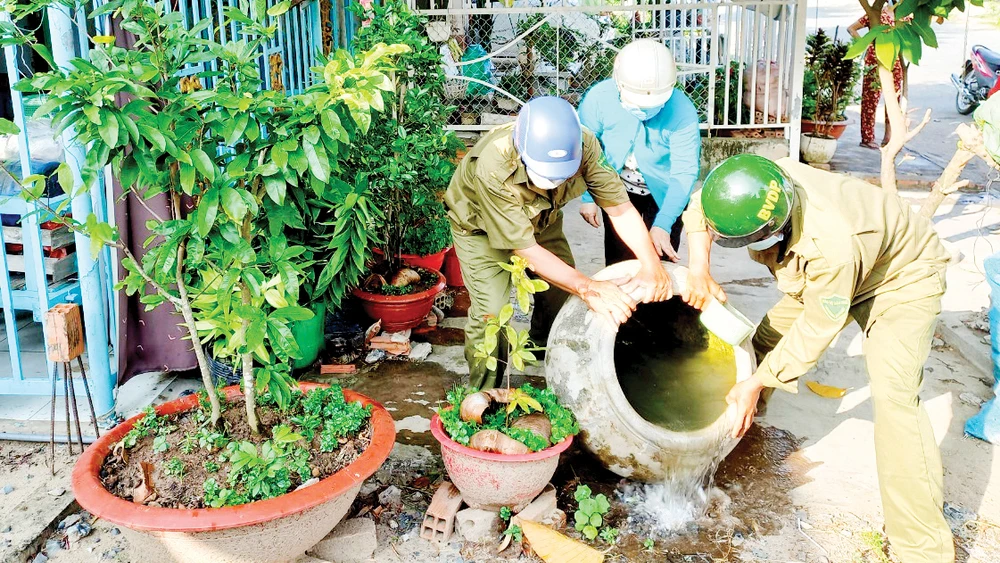 Ra quân diệt lăng quăng để tránh bùng phát các ổ dịch SXH tại huyện Hồng Ngự, Đồng Tháp. Ảnh: TÍN HUY