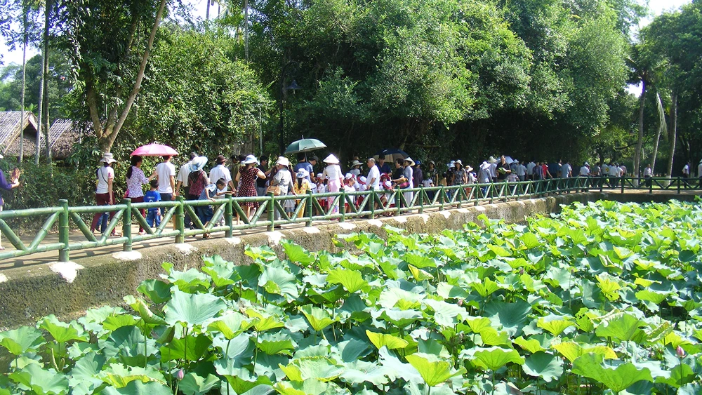 Du khách về thăm làng Sen, Khu di tích Kim Liên