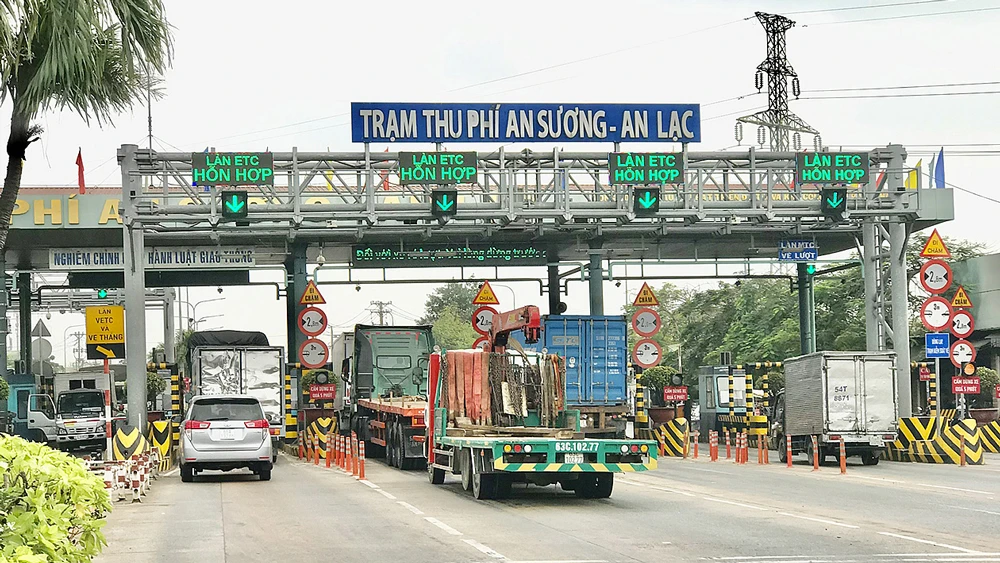 Trạm thu phí An Sương - An Lạc (TPHCM) triển khai hệ thống thu phí tự động nhưng tất cả các làn đều cho xe lưu thông hỗn hợp. Ảnh: QUỐC HÙNG