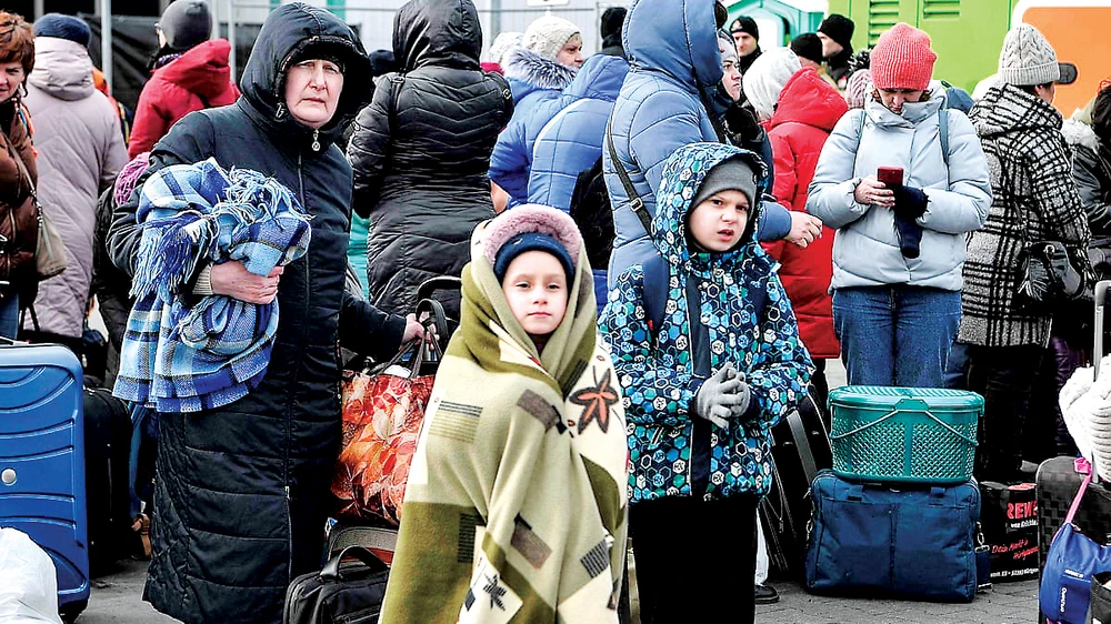 Hơn 6 triệu người Ukraine phải di tản ra nước ngoài để tránh xung đột. Ảnh: The Guardian