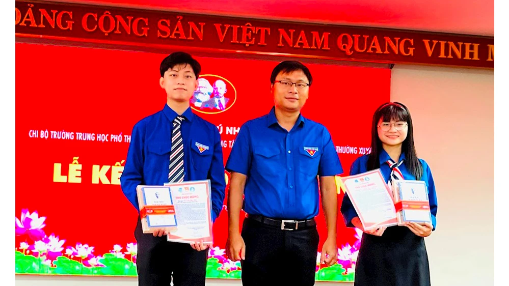 Kết nạp chiến sĩ Hoa Phượng đỏ vào Đảng