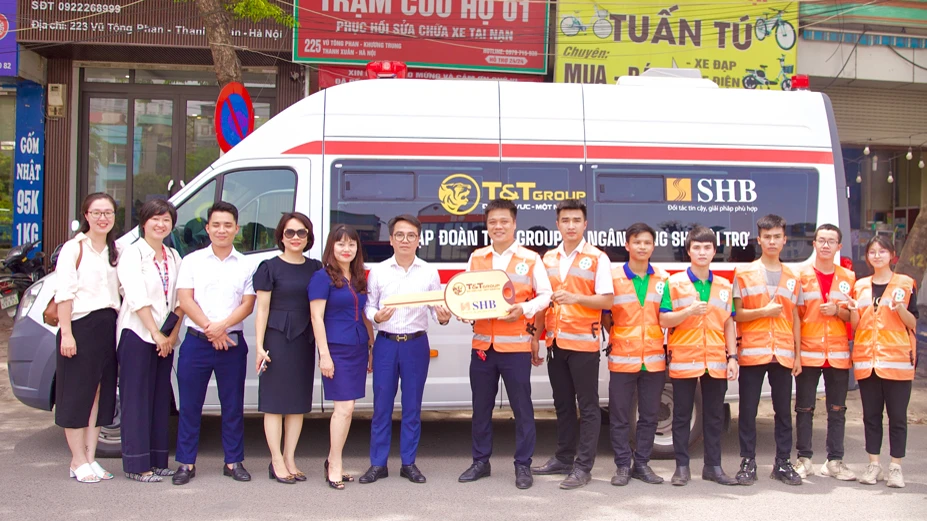 Đại diện Tập đoàn T&T Group và Ngân hàng SHB trao tặng Đội hỗ trợ sơ cứu FAS Angel xe cứu thương GAZ trị giá 870 triệu đồng