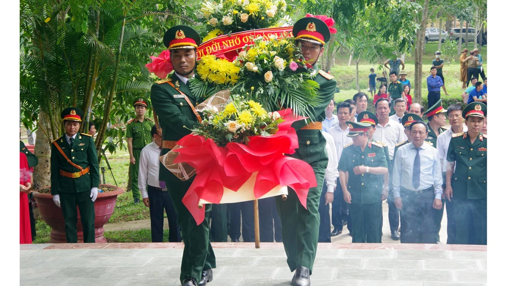 Dâng hương, dâng hoa tưởng nhớ 13 cán bộ, chiến sĩ Trạm thông tin liên lạc A69 hy sinh tại hang Lèn Hà