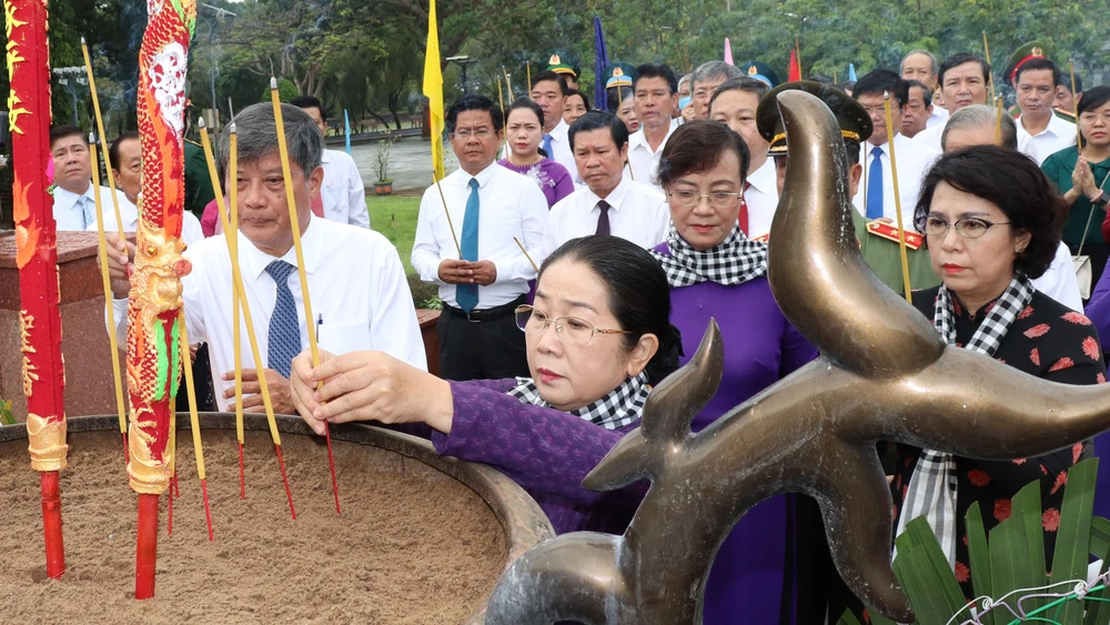 Các đại biểu thắp hương tưởng nhớ các anh hùng liệt sĩ tại Nghĩa trang Hàng Dương. Ảnh: THÁI PHƯƠNG