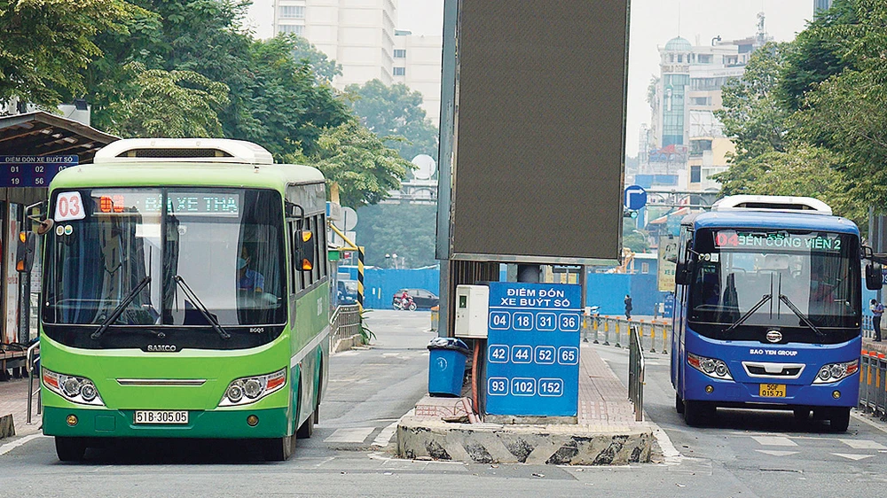 Xe buýt chờ đón khách tại trạm trên đường Hàm Nghi, quận 1, TPHCM. Ảnh: HOÀNG HÙNG