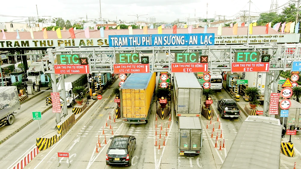 Trạm thu phí An Sương - An Lạc bị lỗi hệ thống 2 làn, hướng từ An Sương về An Lạc vào chiều 19-9. Ảnh: HOÀNG HÙNG