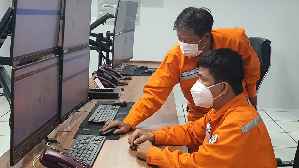 Công nhân EVNHCMC trong ca trực vận hành