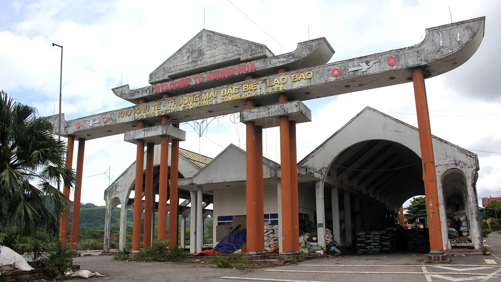 Cổng B Khu KTTM đặc biệt Lao Bảo ngày càng xuống cấp. Ảnh: NGUYỄN HOÀNG