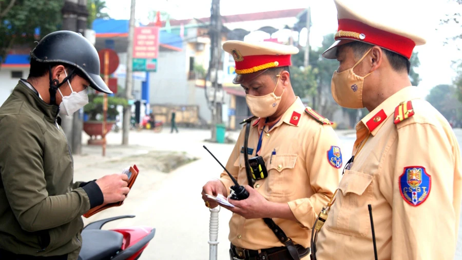 CSGT dừng xe người đi đường, kiểm tra việc chấp hành Luật Giao thông đường bộ. Ảnh: Bộ Công an