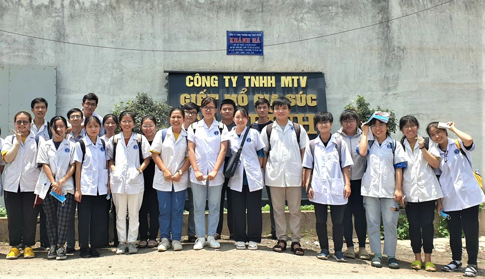 Sinh viên ngành Chăn nuôi Trường ĐH Nông Lâm TPHCM tham quan, học tập tại Công ty TNHH Giết mổ gia súc Tân Bình (tỉnh Bình Dương)