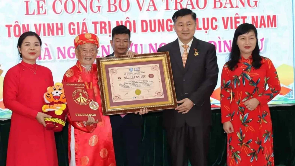 Tổ chức Kỷ lục Việt Nam (VietKings) và UBND quận Bình Thạnh trao bằng Tôn vinh Giá trị nội dung Kỷ lục Việt Nam đến nhà nghiên cứu Nguyễn Đình Tư